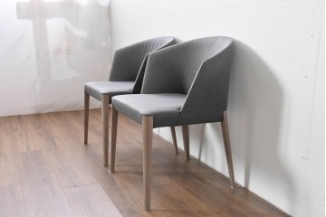 中古　美品　arflex(アルフレックス)　FLUTE(フルーテ)　シンプルモダンなデザインのアームチェア2脚セット　セット定価約24万円相当　(R-085140)