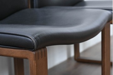 中古　美品　CONDE HOUSE(カンディハウス)　BOLS(ボルス)　革　広い座面とワイドな背もたれがホールド感をつくりだすダイニングチェア2脚　セット定価約32万円相当　(R-085147)