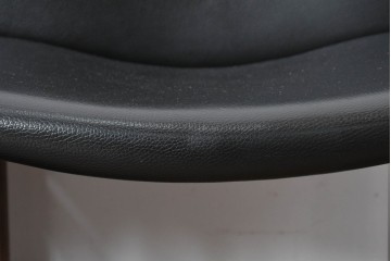 中古　美品　CONDE HOUSE(カンディハウス)　BOLS(ボルス)　革　広い座面とワイドな背もたれがホールド感をつくりだすダイニングチェア2脚　セット定価約32万円相当　(R-085147)