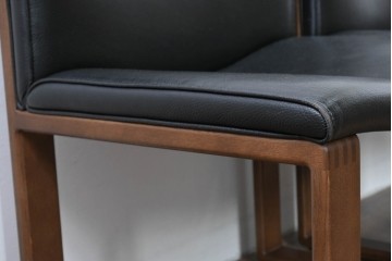 中古　美品　CONDE HOUSE(カンディハウス)　BOLS(ボルス)　革　広い座面とワイドな背もたれがホールド感をつくりだすダイニングチェア2脚　セット定価約32万円相当　(R-085147)