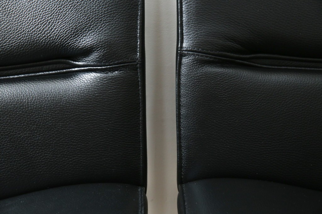 中古　美品　CONDE HOUSE(カンディハウス)　BOLS(ボルス)　革　広い座面とワイドな背もたれがホールド感をつくりだすダイニングチェア2脚　セット定価約32万円相当　(R-085148)