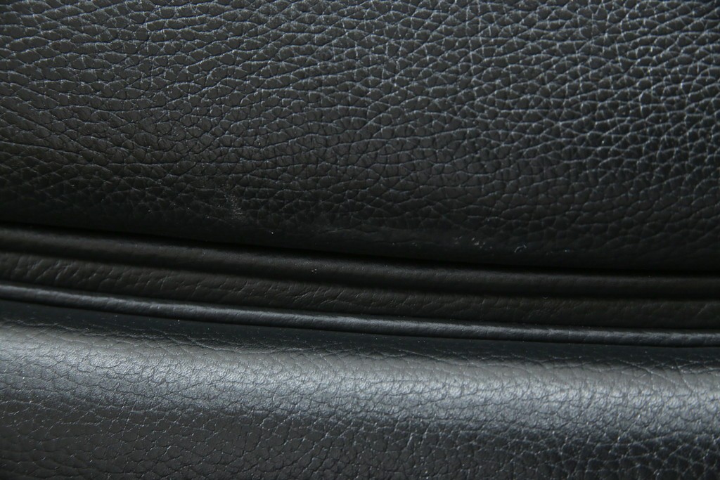 中古　美品　CONDE HOUSE(カンディハウス)　BOLS(ボルス)　革　広い座面とワイドな背もたれがホールド感をつくりだすダイニングチェア2脚　セット定価約32万円相当　(R-085148)