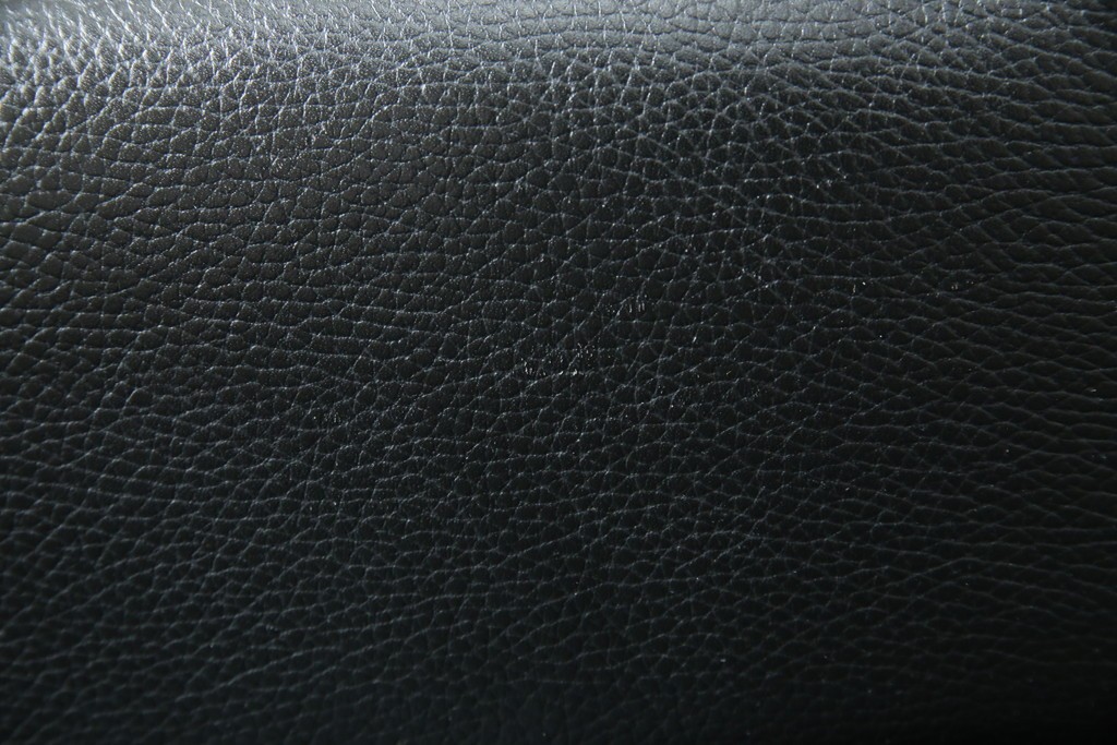 中古　美品　CONDE HOUSE(カンディハウス)　BOLS(ボルス)　革　広い座面とワイドな背もたれがホールド感をつくりだすダイニングチェア2脚　セット定価約32万円相当　(R-085148)