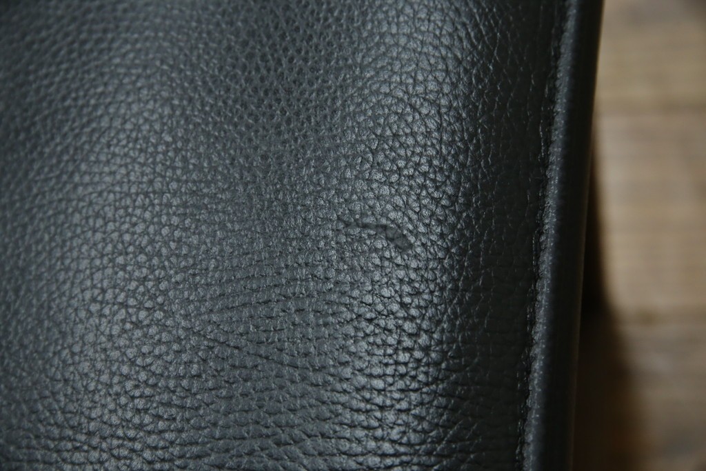 中古　美品　CONDE HOUSE(カンディハウス)　BOLS(ボルス)　革　広い座面とワイドな背もたれがホールド感をつくりだすダイニングチェア2脚　セット定価約32万円相当　(R-085148)