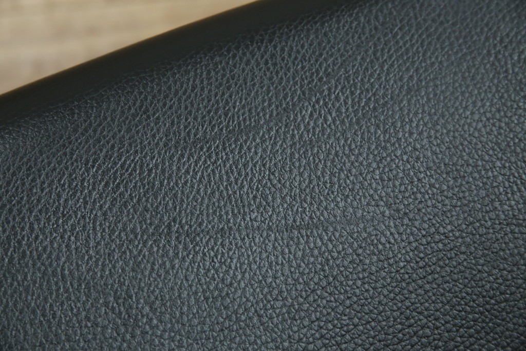 中古　美品　CONDE HOUSE(カンディハウス)　BOLS(ボルス)　革　広い座面とワイドな背もたれがホールド感をつくりだすダイニングチェア2脚　セット定価約32万円相当　(R-085148)