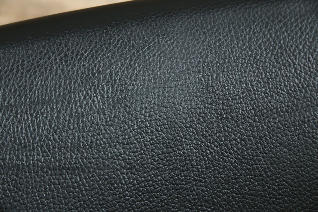 中古　美品　CONDE HOUSE(カンディハウス)　BOLS(ボルス)　革　広い座面とワイドな背もたれがホールド感をつくりだすダイニングチェア2脚　セット定価約32万円相当　(R-085148)