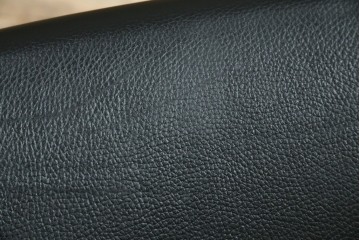 中古　美品　CONDE HOUSE(カンディハウス)　BOLS(ボルス)　革　広い座面とワイドな背もたれがホールド感をつくりだすダイニングチェア2脚　セット定価約32万円相当　(R-085148)