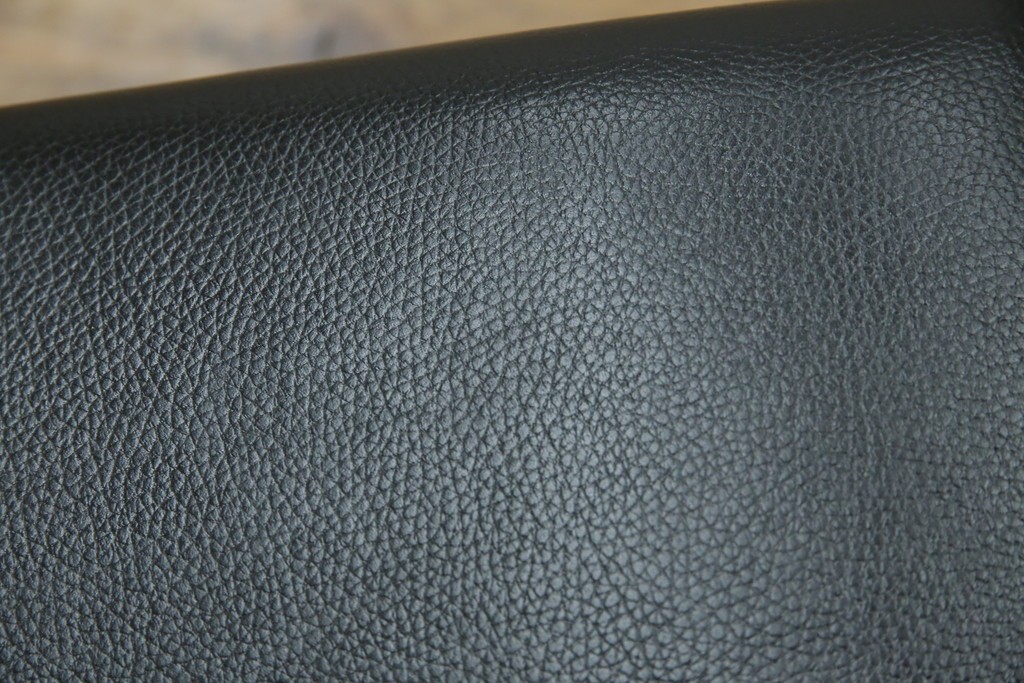 中古　美品　CONDE HOUSE(カンディハウス)　BOLS(ボルス)　革　広い座面とワイドな背もたれがホールド感をつくりだすダイニングチェア2脚　セット定価約32万円相当　(R-085148)