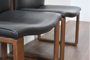 中古　美品　CONDE HOUSE(カンディハウス)　BOLS(ボルス)　革　広い座面とワイドな背もたれがホールド感をつくりだすダイニングチェア2脚　セット定価約32万円相当　(R-085148)