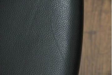 中古　美品　CONDE HOUSE(カンディハウス)　BOLS(ボルス)　革　広い座面とワイドな背もたれがホールド感をつくりだすダイニングチェア2脚　セット定価約32万円相当　(R-085148)