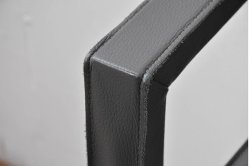 中古　美品　ピート・ブーン(PIET BOON)　サール(SAAR)　洗練されたフォルムのレザーアームチェア2脚　セット定価約82万円相当　(R-085149)