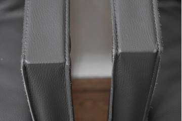 中古　美品　ピート・ブーン(PIET BOON)　サール(SAAR)　洗練されたフォルムのレザーアームチェア2脚　セット定価約82万円相当　(R-085149)