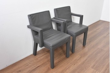 中古　美品　ピート・ブーン(PIET BOON)　サール(SAAR)　洗練されたフォルムのレザーアームチェア2脚　セット定価約82万円相当　(R-085149)