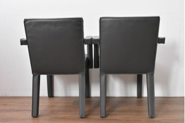 中古　美品　ピート・ブーン(PIET BOON)　サール(SAAR)　洗練されたフォルムのレザーアームチェア2脚　セット定価約82万円相当　(R-085149)