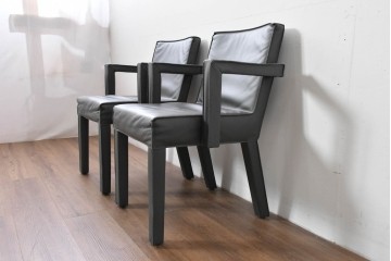 中古　美品　ピート・ブーン(PIET BOON)　サール(SAAR)　洗練されたフォルムのレザーアームチェア2脚　セット定価約82万円相当　(R-085149)