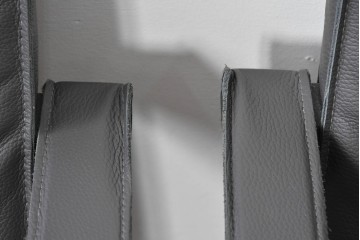 中古　美品　ピート・ブーン(PIET BOON)　サール(SAAR)　洗練されたフォルムのレザーアームチェア2脚　セット定価約82万円相当　(R-085149)