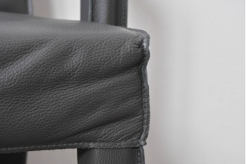 中古　美品　ピート・ブーン(PIET BOON)　サール(SAAR)　洗練されたフォルムのレザーアームチェア2脚　セット定価約82万円相当　(R-085149)