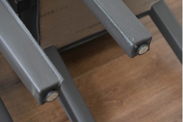 中古　美品　ピート・ブーン(PIET BOON)　サール(SAAR)　洗練されたフォルムのレザーアームチェア2脚　セット定価約82万円相当　(R-085149)