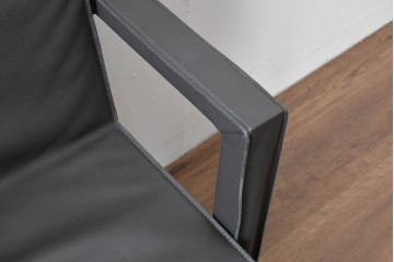 中古　美品　ピート・ブーン(PIET BOON)　サール(SAAR)　洗練されたフォルムのレザーアームチェア2脚　セット定価約82万円相当　(R-085149)