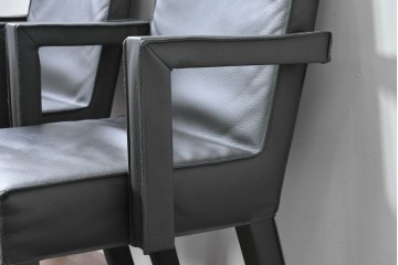 中古　美品　ピート・ブーン(PIET BOON)　サール(SAAR)　洗練されたフォルムのレザーアームチェア2脚　セット定価約82万円相当　(R-085149)