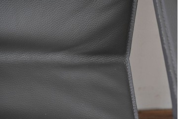 中古　美品　ピート・ブーン(PIET BOON)　サール(SAAR)　洗練されたフォルムのレザーアームチェア2脚　セット定価約82万円相当　(R-085149)