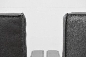 中古　美品　ピート・ブーン(PIET BOON)　サール(SAAR)　洗練されたフォルムのレザーアームチェア2脚　セット定価約82万円相当　(R-085149)