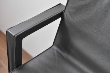 中古　美品　ピート・ブーン(PIET BOON)　サール(SAAR)　洗練されたフォルムのレザーアームチェア2脚　セット定価約82万円相当　(R-085149)