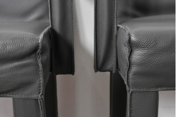 中古　美品　ピート・ブーン(PIET BOON)　サール(SAAR)　洗練されたフォルムのレザーアームチェア2脚　セット定価約82万円相当　(R-085149)