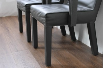 中古　美品　ピート・ブーン(PIET BOON)　サール(SAAR)　洗練されたフォルムのレザーアームチェア2脚　セット定価約82万円相当　(R-085149)