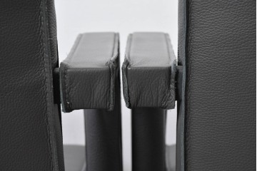 中古　美品　ピート・ブーン(PIET BOON)　サール(SAAR)　洗練されたフォルムのレザーアームチェア2脚　セット定価約82万円相当　(R-085149)