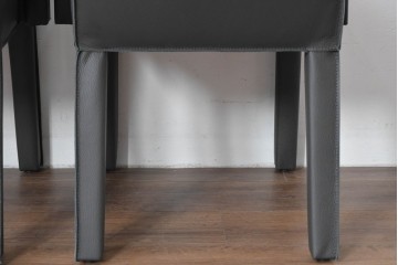 中古　美品　ピート・ブーン(PIET BOON)　サール(SAAR)　洗練されたフォルムのレザーアームチェア2脚　セット定価約82万円相当　(R-085149)