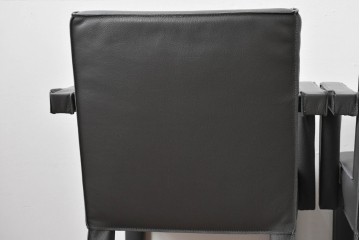 中古　美品　ピート・ブーン(PIET BOON)　サール(SAAR)　洗練されたフォルムのレザーアームチェア2脚　セット定価約82万円相当　(R-085149)