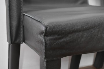 中古　美品　ピート・ブーン(PIET BOON)　サール(SAAR)　洗練されたフォルムのレザーアームチェア2脚　セット定価約82万円相当　(R-085149)