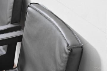 中古　美品　ピート・ブーン(PIET BOON)　サール(SAAR)　洗練されたフォルムのレザーアームチェア2脚　セット定価約82万円相当　(R-085149)