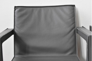 中古　美品　ピート・ブーン(PIET BOON)　サール(SAAR)　洗練されたフォルムのレザーアームチェア2脚　セット定価約82万円相当　(R-085149)