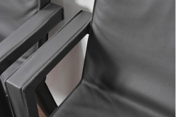 中古　美品　ピート・ブーン(PIET BOON)　サール(SAAR)　洗練されたフォルムのレザーアームチェア2脚　セット定価約82万円相当　(R-085149)