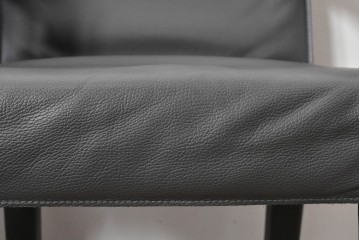 中古　美品　ピート・ブーン(PIET BOON)　サール(SAAR)　洗練されたフォルムのレザーアームチェア2脚　セット定価約82万円相当　(R-085149)