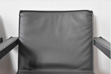 中古　美品　ピート・ブーン(PIET BOON)　サール(SAAR)　洗練されたフォルムのレザーアームチェア2脚　セット定価約82万円相当　(R-085149)