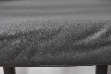 中古　美品　ピート・ブーン(PIET BOON)　サール(SAAR)　洗練されたフォルムのレザーアームチェア2脚　セット定価約82万円相当　(R-085149)