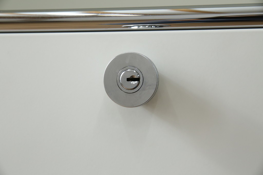 中古　美品　スイス　USMハラー(USM Haller)　ホームオフィスにもおすすめなモジュール式3段キャビネット　定価約47万2千円相当　(R-085150)