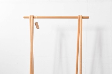 中古　美品　旭川家具　cosine(コサイン)　ブナ材　折りたためる軽量ドレスラック　(R-085153)
