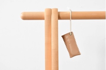 中古　美品　旭川家具　cosine(コサイン)　ブナ材　折りたためる軽量ドレスラック　(R-085155)