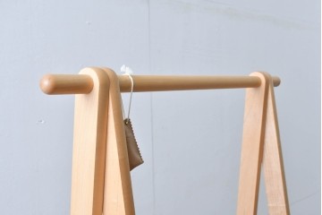 中古　美品　旭川家具　cosine(コサイン)　ブナ材　折りたためる軽量ドレスラック　(R-085155)