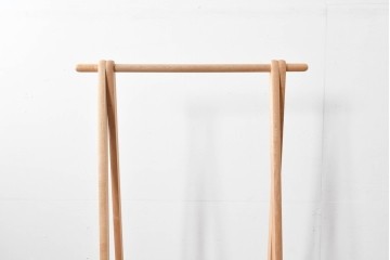 中古　美品　旭川家具　cosine(コサイン)　ブナ材　折りたためる軽量ドレスラック　(R-085156)