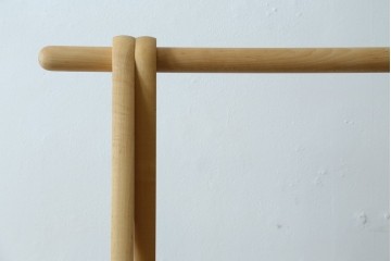 中古　美品　旭川家具　cosine(コサイン)　ブナ材　折りたためる軽量ドレスラック　(R-085157)