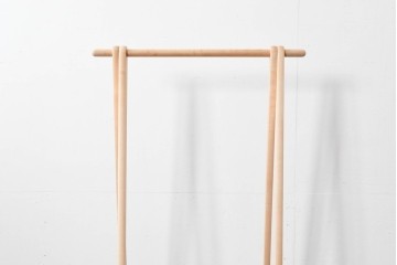 中古　美品　旭川家具　cosine(コサイン)　ブナ材　折りたためる軽量ドレスラック　(R-085158)