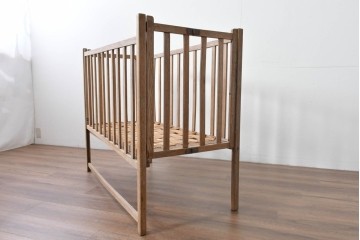 和製アンティーク　時代物　希少　ナラ材　素朴な木肌が魅力の折り畳み式ベビーベッド　(R-085163)