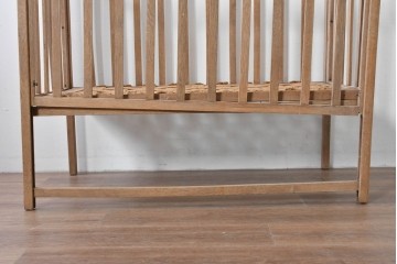 和製アンティーク　時代物　希少　ナラ材　素朴な木肌が魅力の折り畳み式ベビーベッド　(R-085163)