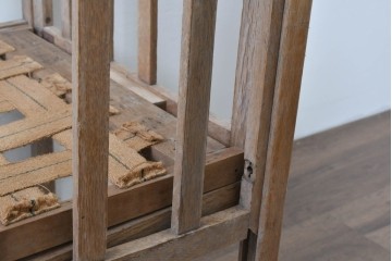 和製アンティーク　時代物　希少　ナラ材　素朴な木肌が魅力の折り畳み式ベビーベッド　(R-085163)