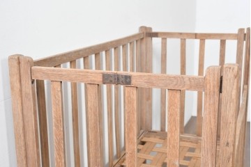 和製アンティーク　時代物　希少　ナラ材　素朴な木肌が魅力の折り畳み式ベビーベッド　(R-085163)